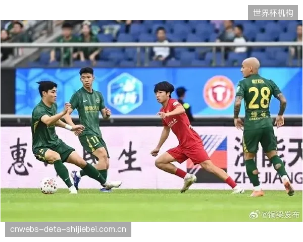 升班马板凳实力分野明显,重庆铜梁龙后备力量更胜一筹。 升班马板凳实力分野明显,重庆铜梁龙后备力量更胜一筹。